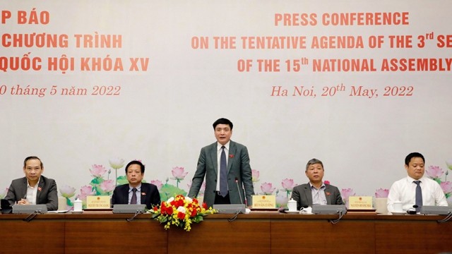 越南国会秘书长、国会办公厅主任裴文强主持召开新闻发布会。