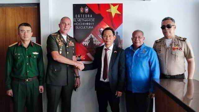 黎曰缘大使（左三）与国家武装部队理工实验大学校长安焦利洛亲切握手。