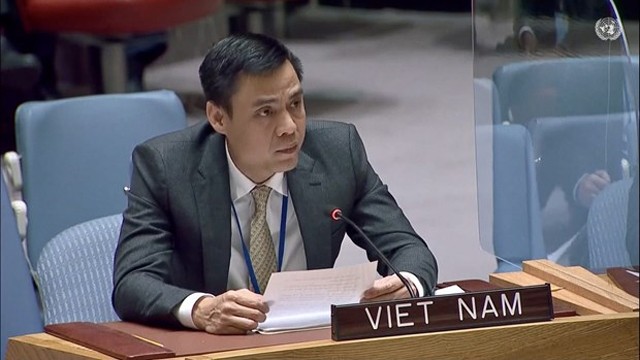 越南常驻联合国代表邓黄江大使在会上发表讲话。