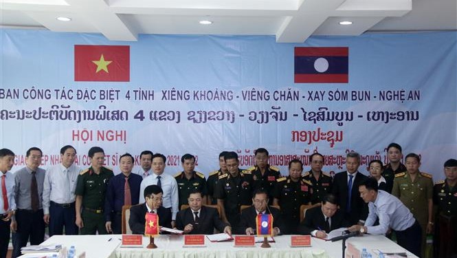 老挝三省和越南义安省领导签署103具在老牺牲越南烈士遗骸交接文件。（图片来源：越通社）