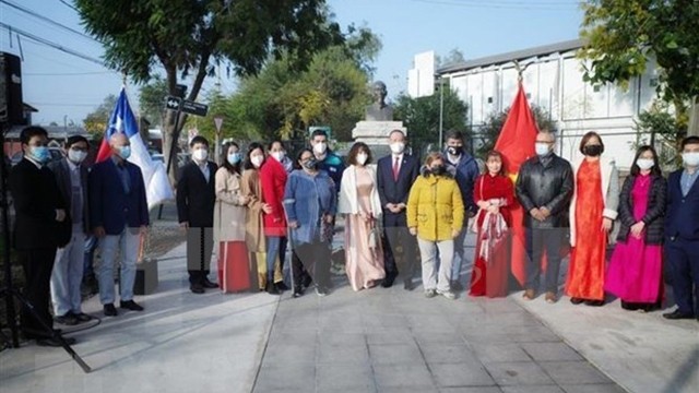 越南驻智利大使馆干部和塞罗纳维亚郡领导在胡志明雕像。
