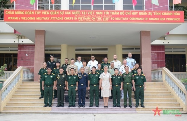 各国驻越南国防武官与庆和省军事指挥部合影。（图片来源：人民军队报）