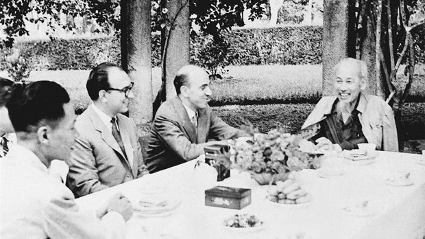 资料图：1959年5月12日，胡志明主席会见意大利共产党报L'Unita记者代表团。