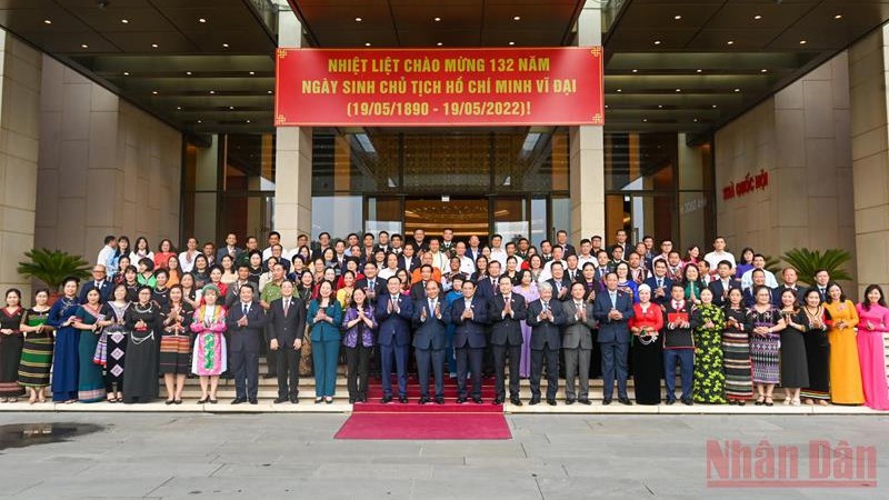 越南党和国家领导人同第十五届全国少数族代表合影。