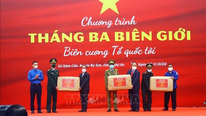 越南在义安省南撼国际口岸向老挝川圹省赠送礼物。（图片来源：越通社）