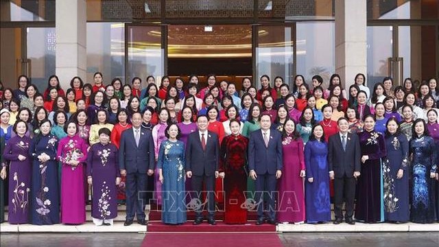 越南国会主席王廷惠会见第十五届国会女性代表。