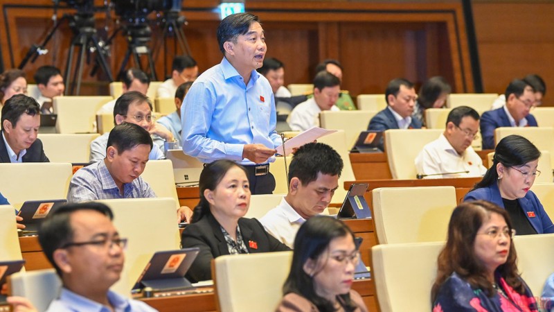 前江省国会代表发表讲话。