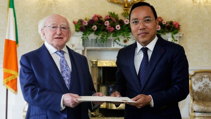 阮黄龙大使（右）向爱尔兰总统希金斯递交国书。（图片来源：越通社）