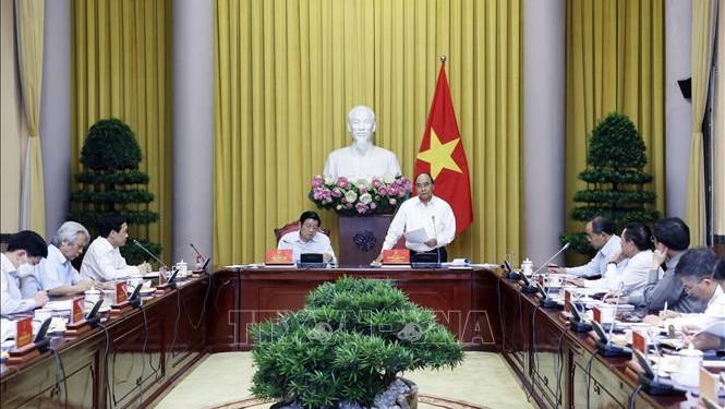 越南国家主席阮春福与建设法治国家提案指委会举行工作会议。