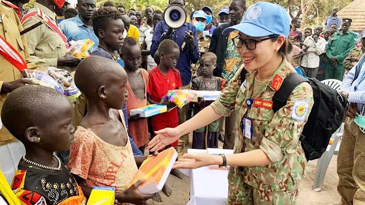 越南维和人员向南苏丹儿童赠送礼物。（图片来源：越南维和局）