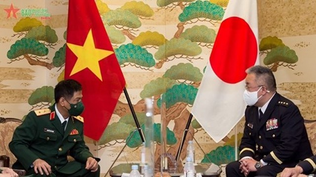 越南人民军副总参谋长阮文义中将与日本陆上自卫队参谋长吉田吉英大将举行会谈。