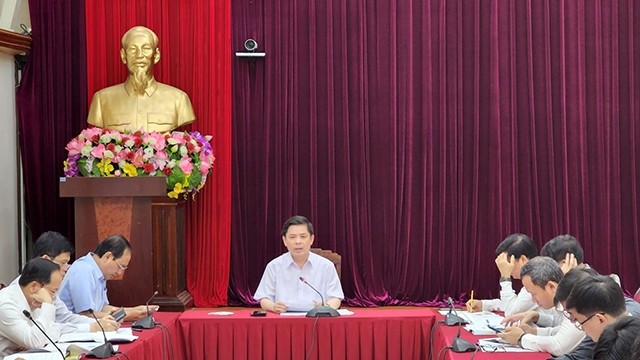 阮文体部长主持召开线上交班会。