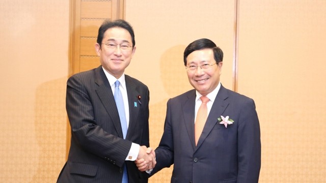 越南政府常务副总理范平明与日本首相岸田文雄握手。
