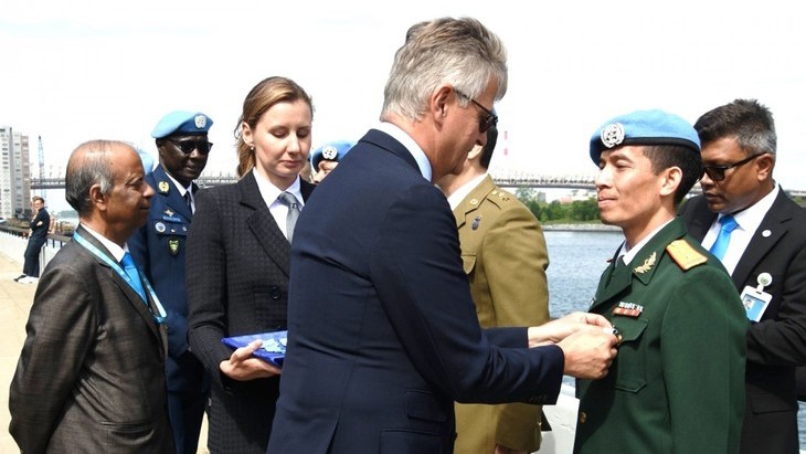 联合国向越南人民军军官颁发联合国勋章。（图片来源：越南之声）
