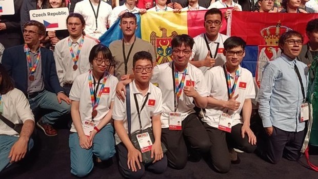 参加2022年欧洲物理奥林匹克竞赛的越南学生。（图片来源：越通社）