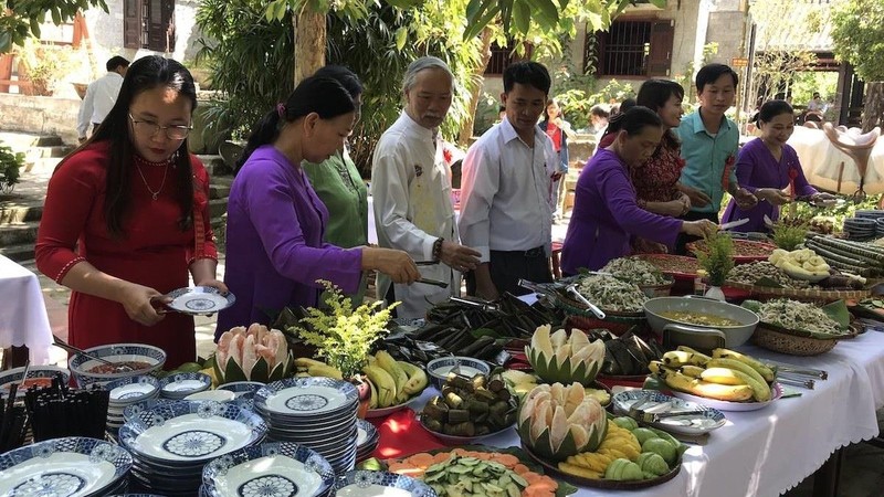 游客在泰莱社区生态旅游村品尝传统美食。