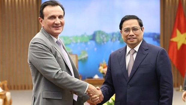 越南政府总理范明正(右)与阿斯利康首席执行官帕斯卡·索里奥特。（图片来源：越通社）