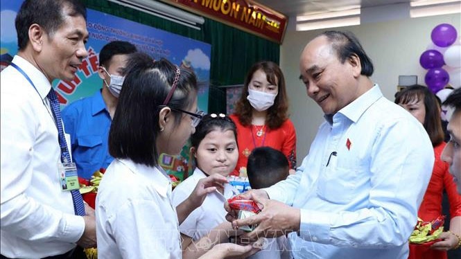 阮春福主席向残疾儿童赠送礼物。（图片来源：越通社）