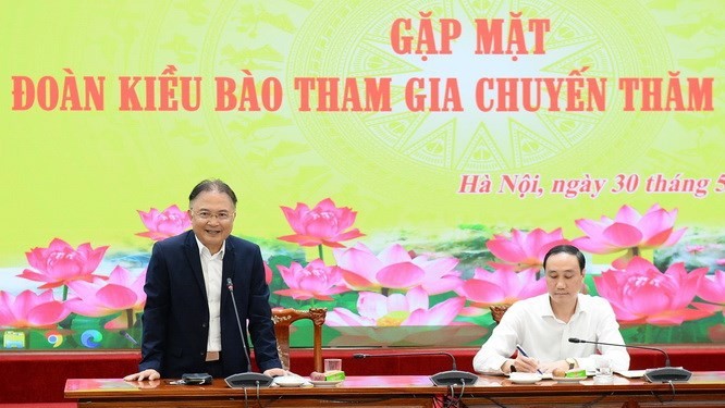 越南外交部海外越南人国家委员会副主任吴向南大使发言。
