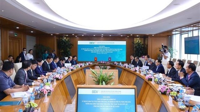 老挝国家监察总署总监察长坎潘·蓬马塔访问越南投资与发展商业银行。（图片来源：越通社）