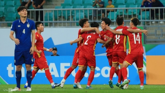 越南球员们庆祝进球。