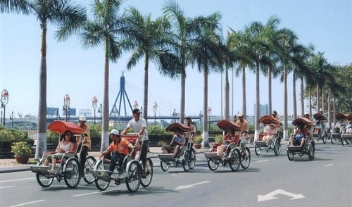 附图：赴岘港市的外国游客。