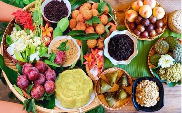 越南人均选择李子、桃子、荔枝、红毛丹、芒果、西瓜等新鲜夏季水果祭拜祖先。