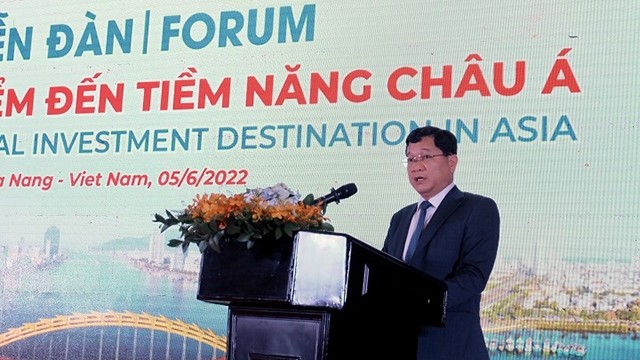 岘港市人民委员会副主席陈福山在研讨会上发言。