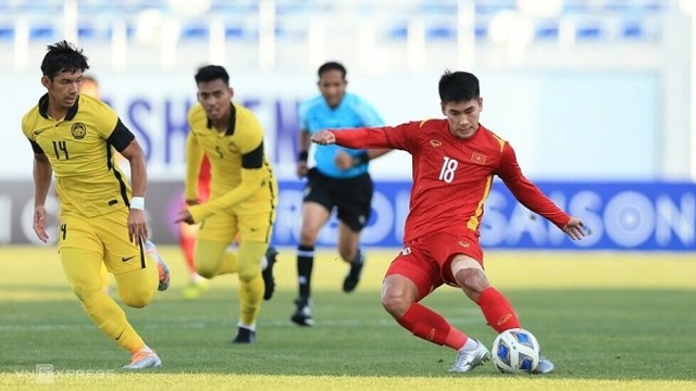 越南球员壬孟勇传球。