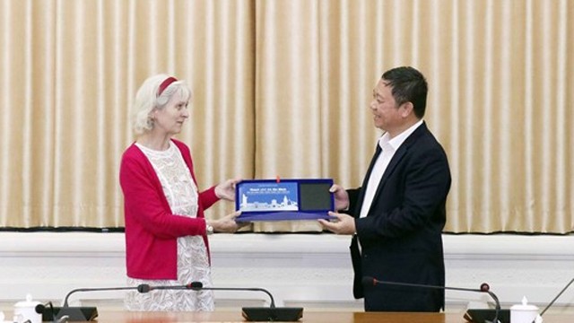 越南胡志明市人民委员会副主席杨英德向国际劳工组织驻越南代表处首席代表克里•斯滕森赠送纪念品。