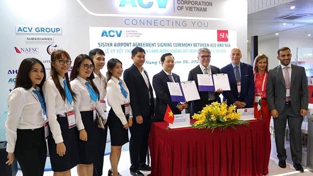 越南航空港总公司与意大利米兰机场集团有关缔结航空港友好关系以建立合作发展关系的协议签字仪式。