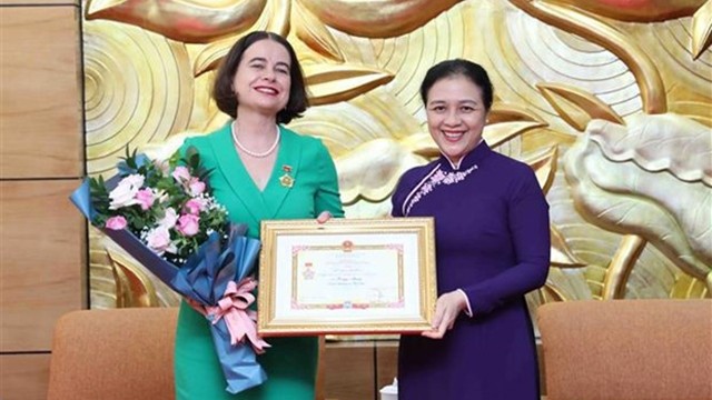 越南友好组织联合会主席阮芳娥大使向澳大利亚驻越特命全权大使罗宾·穆迪授予“致力于各民族和平友谊”纪念章。