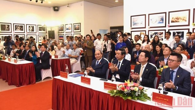 国家主席阮春福出席2021年第11届越南国际艺术摄影展。