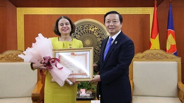 罗宾·穆迪大使荣获越南“致力于自然资源与环境事业纪念章”。（图片来源：人民军队报）