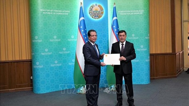 邓明魁大使向乌兹别克斯坦外交部代理部长弗拉基米尔•诺罗夫递交国书。