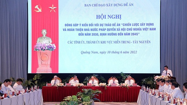越南国家主席阮春福主持召开中部省市党委会议-就法治国家建设战略草案征求意见。