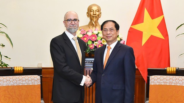 越南外交部部长裴青山会见加拿大驻越大使肖恩·施泰尔。（图片来源：外交部）