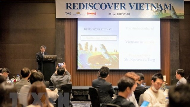 越南驻韩国大使阮武松在“重新发现越南”活动上发表讲话。