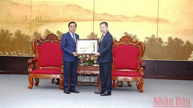 岘港市领导人向老挝塞公省领导人赠送纪念品。