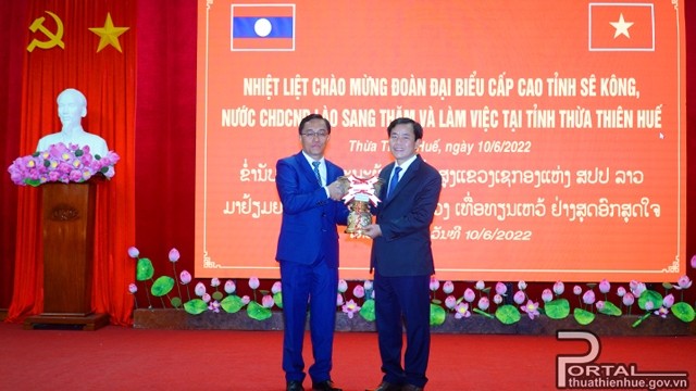 老挝塞公省委书记、省长莱克莱•西维莱向承天顺化省委副书记、省人民委员会主席阮文方赠送纪念品。