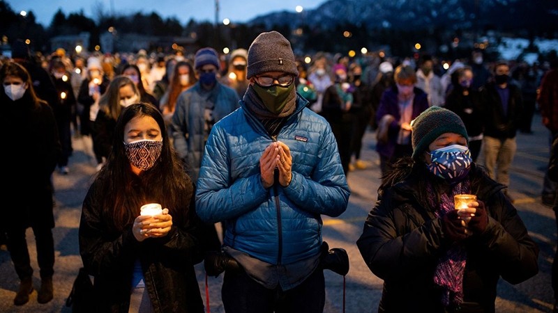 民众为2021年3月在美国科罗拉多州一起枪击案中的受难者祈求。（图片来源：路透社）