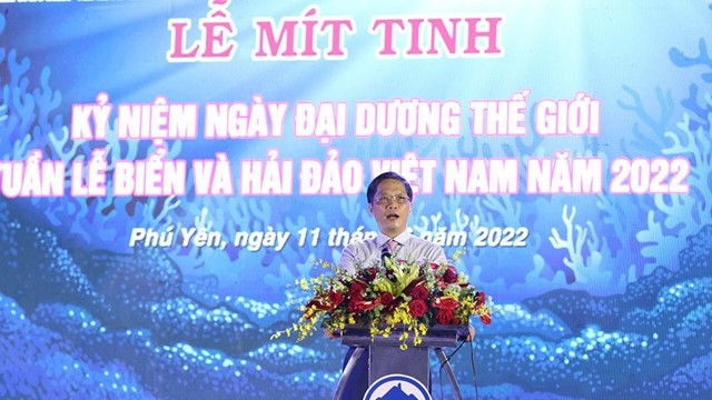 中央经济部部长陈俊英在纪念典礼上发表讲话。