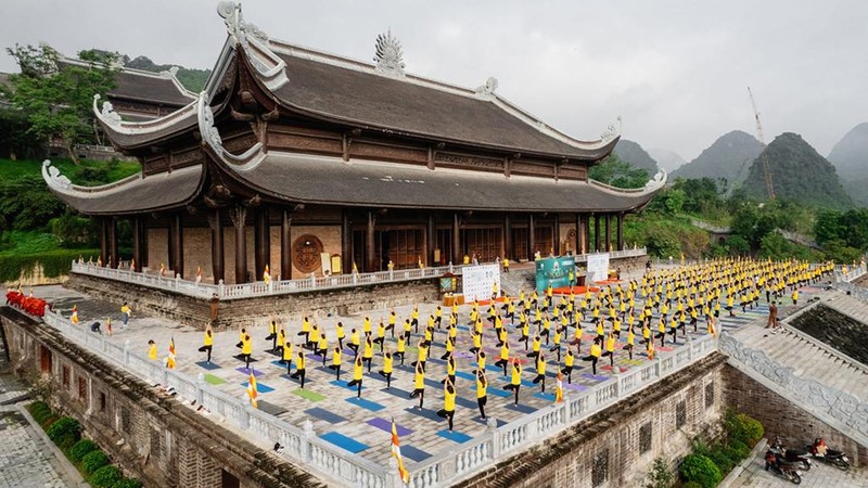 在三祝寺举行的瑜伽表演活动。