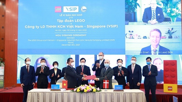政府常务副总理范平明与丹麦驻越南大使见证乐高集团与越南-新加坡工业园的签署仪式。（图片来源：越通社）