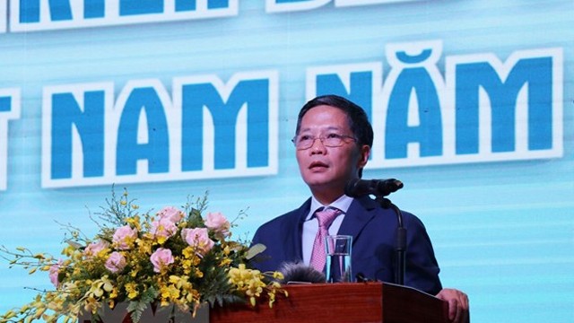 中央经济部部长陈俊英在论坛上发表讲话。
