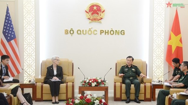 越南国防部副部长黄春战会见美国国务院副国务卿温迪•舍曼。（图片来源：人民军队报）