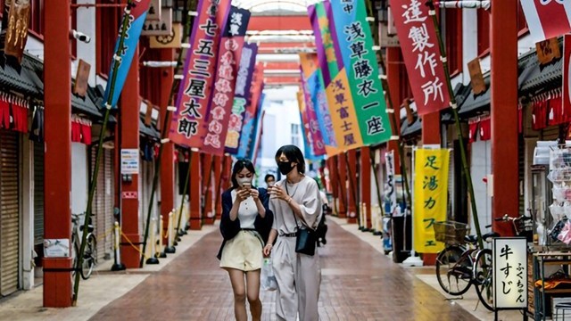 日本有条件地向外国游客开放。（图片来源：UNHERD）