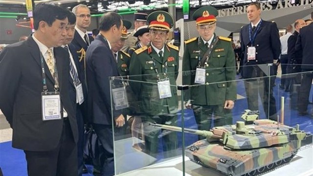 越南国防部代表团参观展会。（图片来源：越通社）