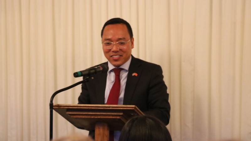 越南驻英国大使阮黄龙发言。