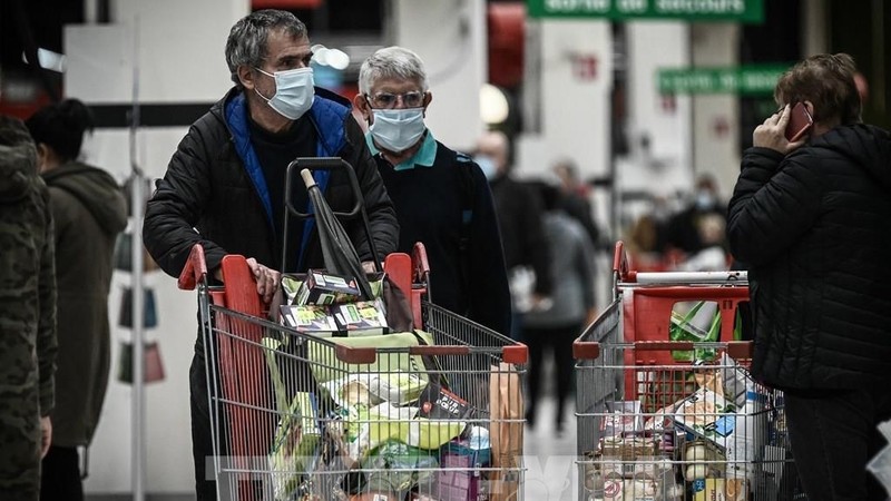 人民在法国波尔多的一家超市购买商品。 （图片来源：法新社/越通社）